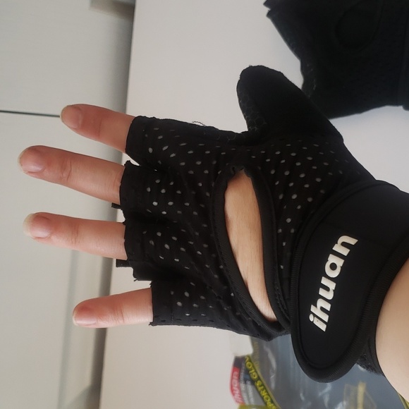 Ihuan Sports Gloves Black Size S/M NWOT - Picture 1 of 4